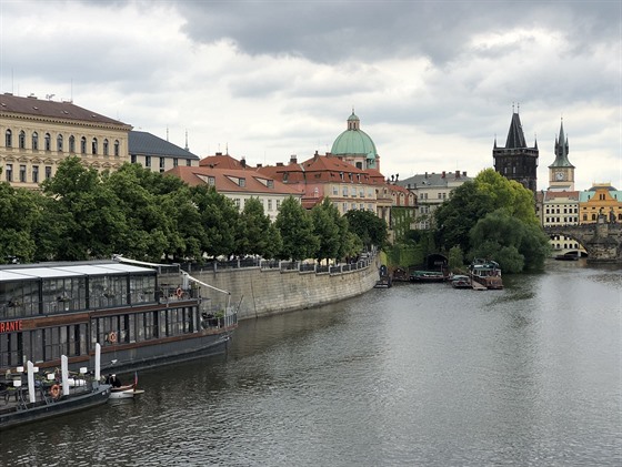 Alovo nábeí. Místo, kde by mohlo vzniknout molo s lavikou Václava Havla, je...