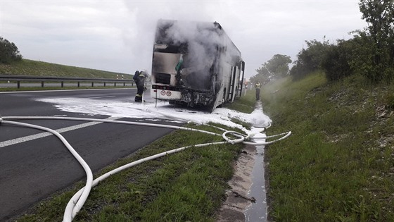Na dálnici D7 hořel autobus. (31. 5. 2019)