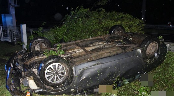 Při dopravní nehodě u obce Náklo na Olomoucku zemřela v převráceném autě...