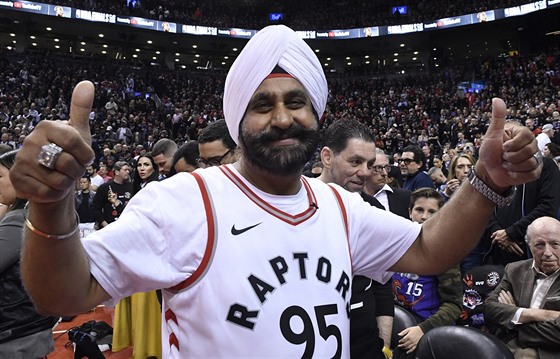 Nav Bhatia, superfanouek Toronta, má radost z prvního finále NBA.