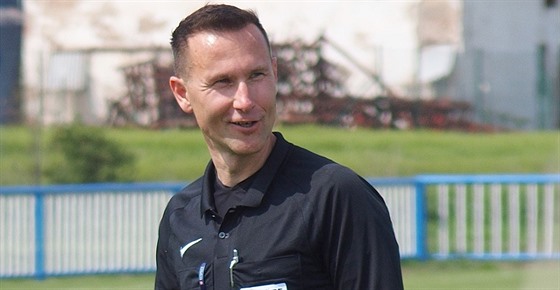 Fotbalový rozhodčí Radek Příhoda se loučil s kariérou v zápase 4. třídy...