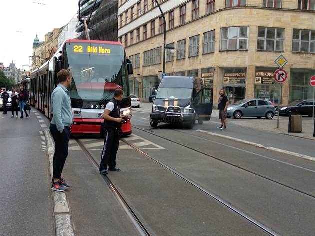 Sráka dodávky z tramvají