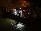 Záchranái pátrají po turistech z lodi, která se potopila na Dunaji v Budapeti...