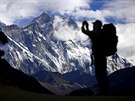Turista fotí himalájskou horu Nuptse nedaleko nejvyí hory svta Mt. Everestu...
