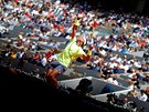 SERVIS. panl Rafael Nadal bhem zápasu na turnaji Roland Garros v Paíi...