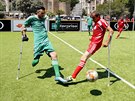 JEDNONOZÍ FOTBALISTÉ. V Ázerbájdánu hráli fotbal hrái, kteí pili o nohu.