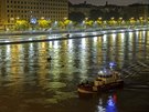 Záchranné sloky prohledávají Dunaj v centru Budapeti. Potopila se tam lo s...