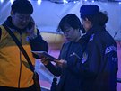 Zástupce jihokorejské ambasády pomáhá identifikovat obti nehody, bhem ní se...