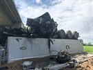 U obce Velemy�leves sjel kamion z mostu a spadl z patn�ctimetrov� v��ky, dva...