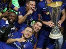 Eden Hazard (dole) slaví se spoluhrái z Chelsea triumf v Evropské lize.