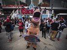 Fanouci Toronto Raptors ekají ped halou Scotiabank Arena na první finále NBA.