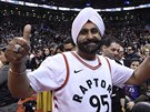 Nav Bhatia, superfanouek Toronta, má radost z prvního finále NBA.