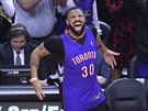 Rapper Drake si uívá vedení Toronta v prvním finále NBA.