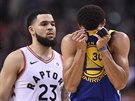 Stephen Curry (30) z Golden State si utírá pot, sleduje ho Fred VanVleet (23) z...