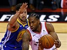 Kawhi Leonard (vpravo) z Toronta útoí kolem Klaye Thompsona z Golden State.