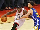 Pascal Siakam (vlevo) z Toronta útoí kolem Stephena Curryho z Golden State.