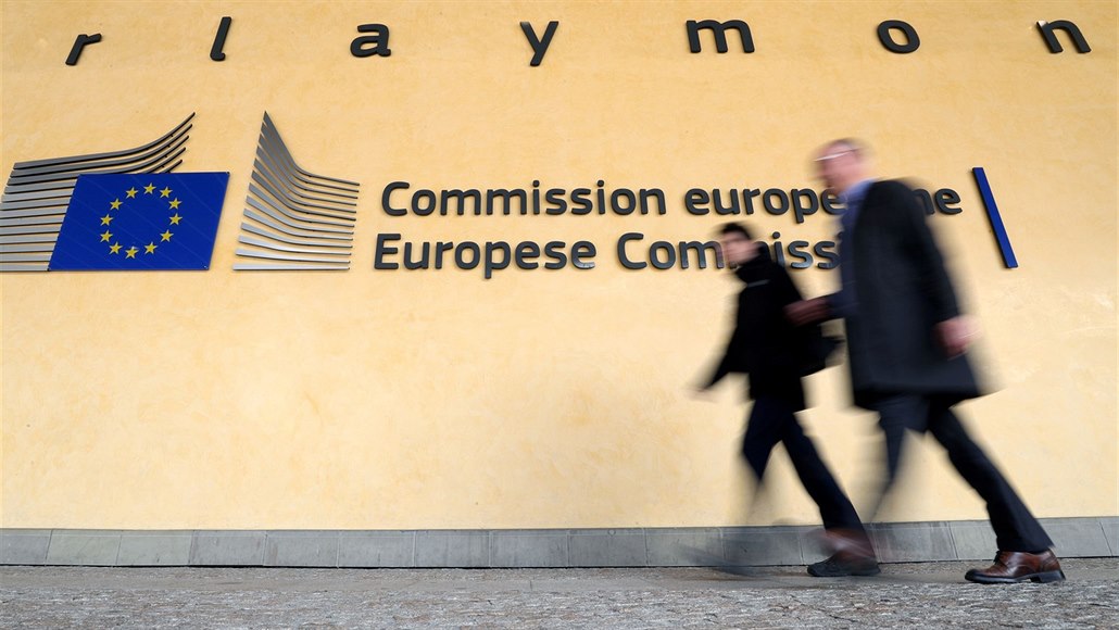 Lidé vcházející do sídla Evropské komise v Bruselu (28. kv�tna 2019)