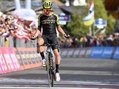 Esteban Chaves oslavuje triumf v devatenct etap Gira.