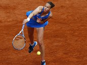 Karolna Plkov servruje ve tetm kole Roland Garros.