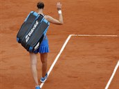 Karolna Plkov se lou s publikem po prohe ve tetm kole Roland Garros.
