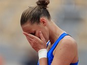 Karolna Plkov smutn po pokaenm deru ve tetm kole Roland Garros.