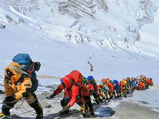 Na Everestu se kvůli ideálnímu počasí sešly stovky horolezců. (22. května 2019)