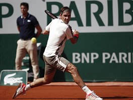 vcar Roger Federer se napahuje na bekhend ve tetm kole Roland Garros.