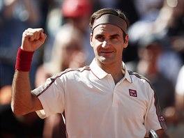 Roger Federer ze vcarska slav postup do osmifinle Roland Garros.