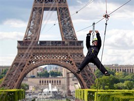 NA LAN. V Paíi si mohli lidé vyzkouet tzv. zipline z druhého patra...