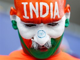 V NÁRODNÍCH BARVÁCH. Fanouek Indie na zápase mezi Indií a Bagladéí v britském...