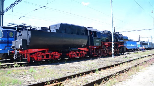 Vlak taen parn lokomotivou 52 8195-1 pijd na nostalgickou jzdu z Nmecka po trati Norimberk - Cheb.