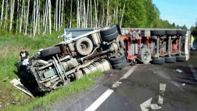 Nehoda jednoho nkladnho a dvou osobnch aut na hlavnm tahu z Karlovch Var do Plzn u Touimi.