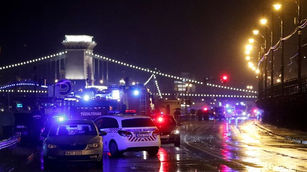 Maarsk policie uzavela st behu Dunaje kvli ptrac akci po lidech z potopen turistick lodi. (29. kvtna 2019)