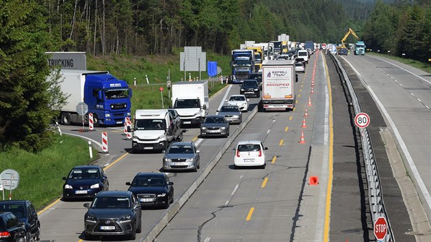 Dlnice D1 u Vtrnho Jenkova na Vysoin rno 30. kvtna 2019 po prjezdu konvoje americk armdy.