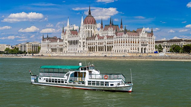 Lo Mosk panna, kter se 29. kvtna 2019 potopila v Budapeti, projd na nedatovanm snmku ped budovou maarskho parlamentu.