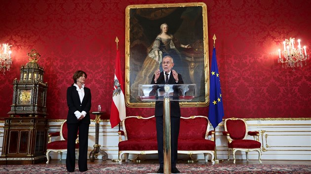 Rakousk prezident Alexander Van der Bellen mluv vedle poven kanclky Brigitte Bierleinov na tiskov konferenci (30. 5. 2019).