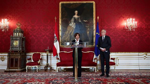 erstv jmenovan kanclka Brigitte Bierleinov na tiskov konferenci vedle rakouskho prezidenta Alexandra Van der Bellena (30. 5. 2019).