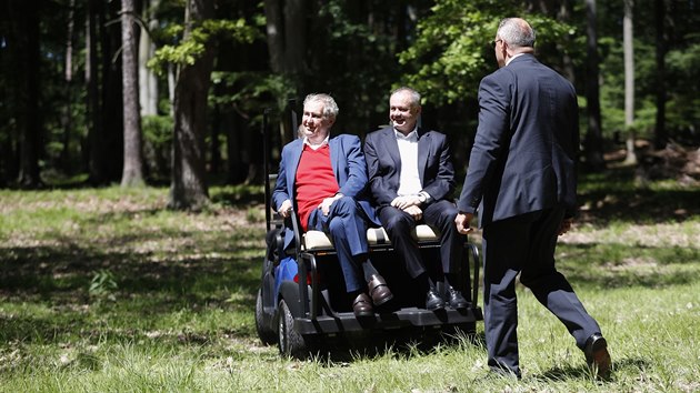 Zeman s Kiskou projeli Lnskou oboru, kde se zastavili u pamtnho kamene prvnho eskoslovenskho prezidenta Tome Garrigua Masaryka. (30. kvtna 2019)