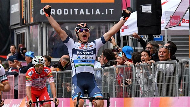 VTZ. Ital Damiano Cima z tmu Nippo Vini Fantini se raduje z triumfu v 18. etap Gira. Vedle nj finiuje na druhm mst Nmec Pascal Ackermann z Bory hansgrohe.