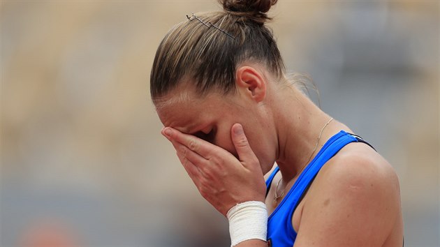 Karolna Plkov smutn po pokaenm deru ve tetm kole Roland Garros.