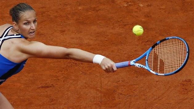 Karolna Plkov se natahuje po bekhendu ve tetm kole Roland Garros.