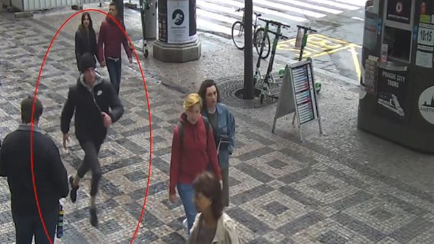 Muž převrhl v Praze gril na ulici a utekl