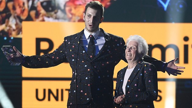V kategorii Fun & Entertainment zvítězil americký fotbalista Ross Smith se svoji 92letou babičkou. Finálový galavečer s předáváním ocenění Global Social Awards pro nejvlivnější osobnosti sociálních sítí na světě se uskutečnil  v pražském Foru Karlín. (29. května 2019)