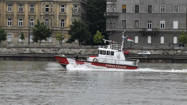 Záchranné složky prohledávají Dunaj. Pátrají po obětech nehody, během níž se na řece v centru Budapešti potopila loď. (30. května 2019)