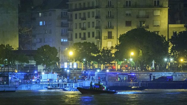 Záchranné složky vyšetřují okolnosti nehody, během níž se na řece Dunaji v centru Budapešti potopila loď. (29. května 2019)