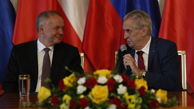 Prezident Miloš Zeman přivítal slovenského prezidenta Andreje Kisku v Lánech. (30. května 2019)