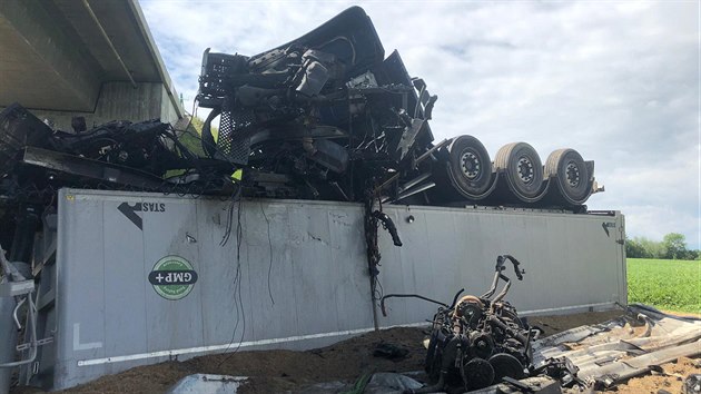 U obce Velemyleves sjel kamion z mostu a spadl z patnctimetrov vky, dva lid byli zranni. (31. kvtna 2019)