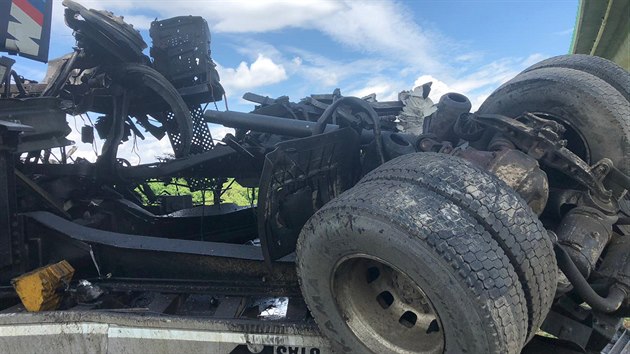 U obce Velemyšleves sjel kamion z mostu a spadl z patnáctimetrové výšky, dva lidé byli zraněni. (31. května 2019)