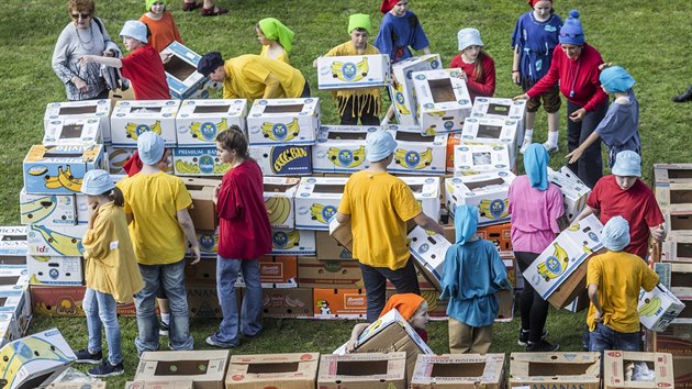 Prvod Hradcem Krlov na podporu zkladn umleck koly Stezina (30.5.2019).