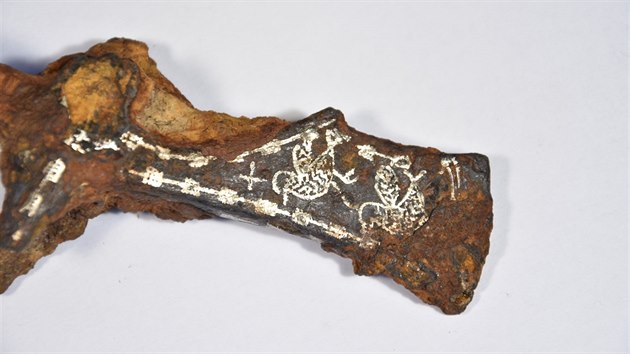 Železná sekera zdobená stříbrem z raného středověku (31.5.2019).
